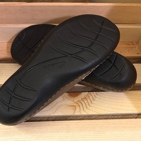 Clark’s Women’s Ashland Loafer in Metallic Bronze - Picture 3 of 7